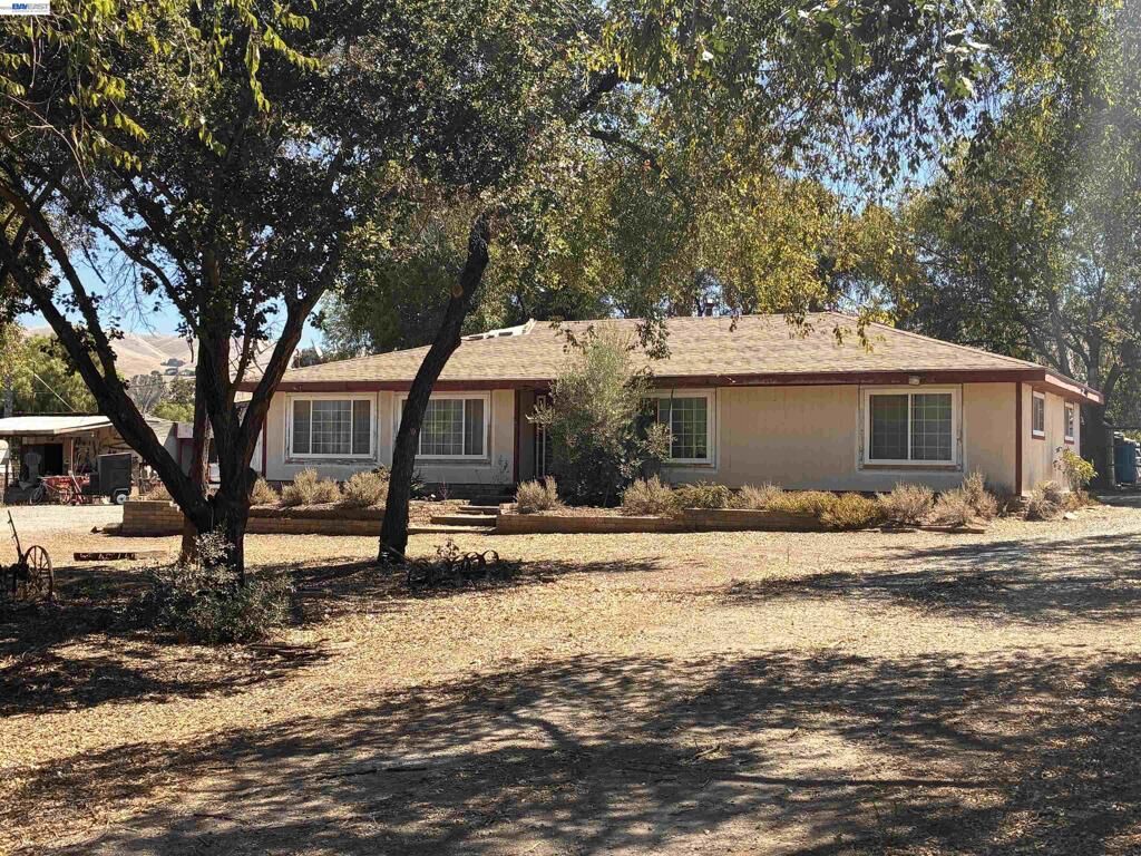 Property Photo:  5940 Victoria Ln  CA 94550 