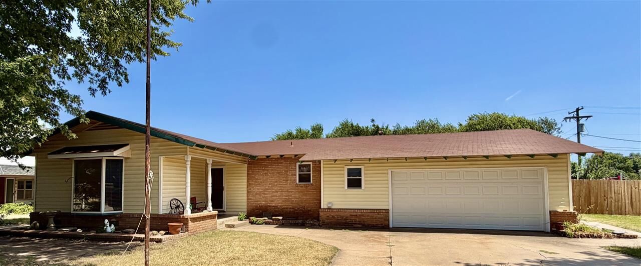 Property Photo:  208 N Barrick Way  OK 74653 