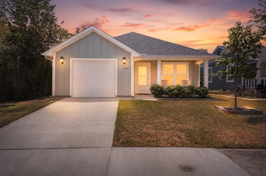Property Photo:  1206 Claude Street  TX 75203 