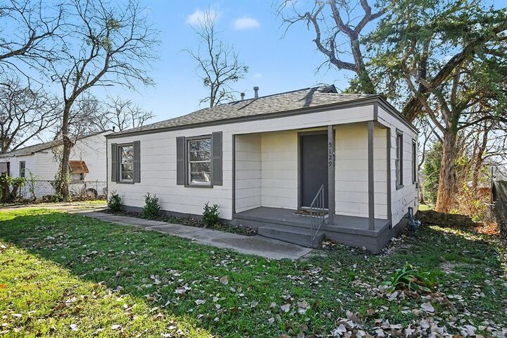 Property Photo: 5129 Penrod Court TX 76114