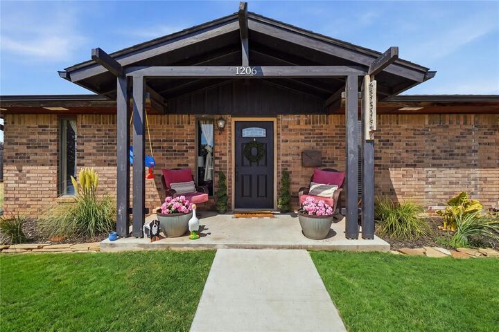 Property Photo:  1206 N Market Street  OK 73632 