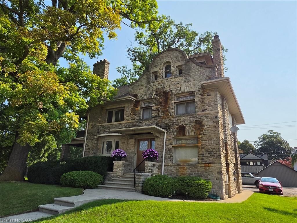 Property Photo: 71 Norfolk Street N ON N3Y 3N6