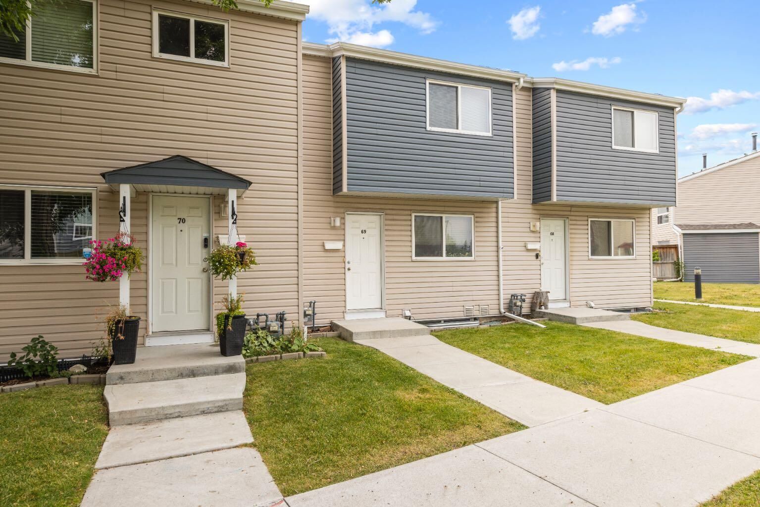 Property Photo:  5425 Pensacola Crescent SE 69  AB T2A 2G4 