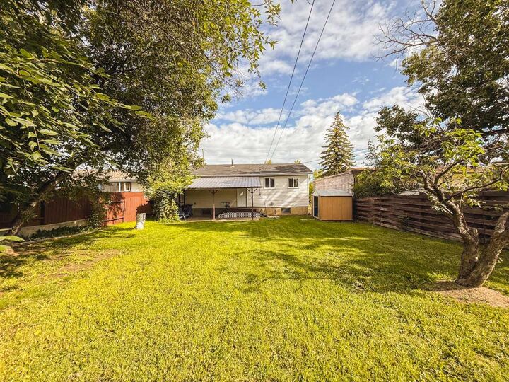 Property Photo: 5104 46 Avenue AB T0H 3G0