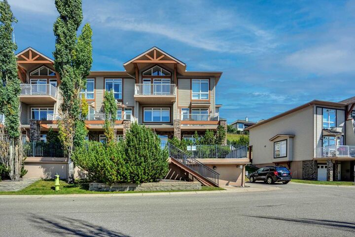 Property Photo: 148 Rockyledge View NW 5 AB T3G 5Y4