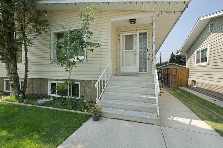 Property Photo: 11 10 Street W AB T1R 0C1