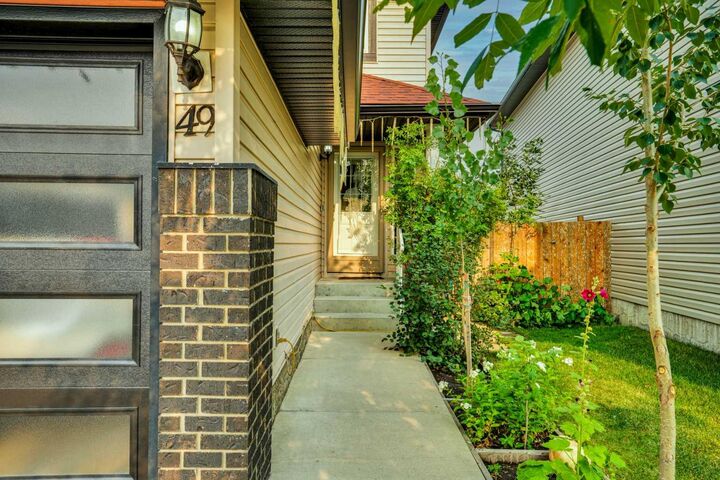 Property Photo: 49 Saddletree Close NE AB T3J 5H9