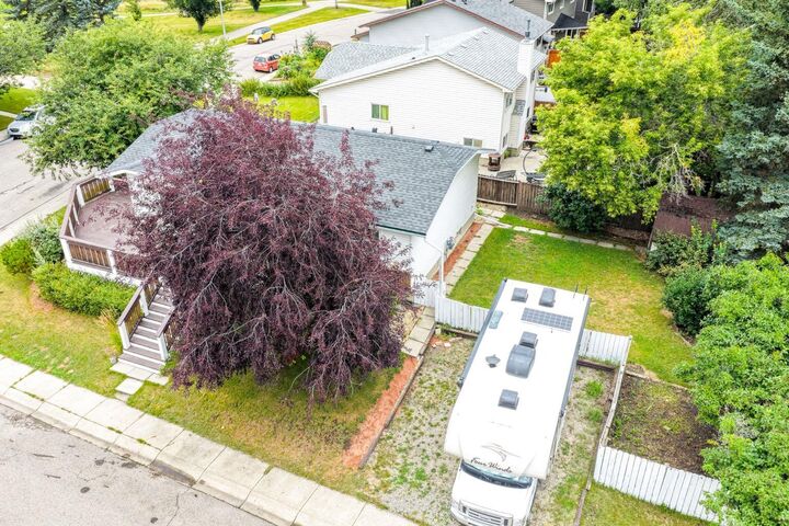 Property Photo: 85 Rideau Close SW AB T4B 1A7