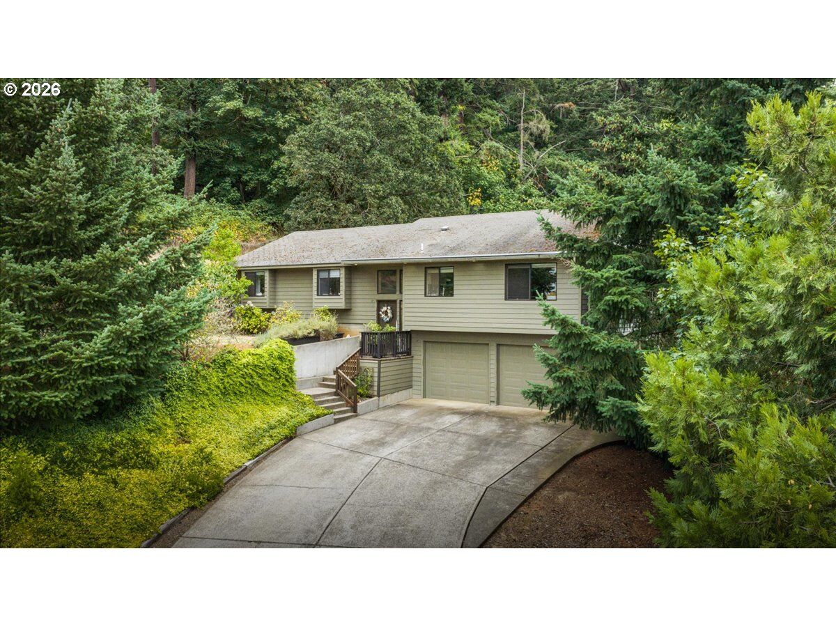 Property Photo: 245 Silver Loop OR 97381