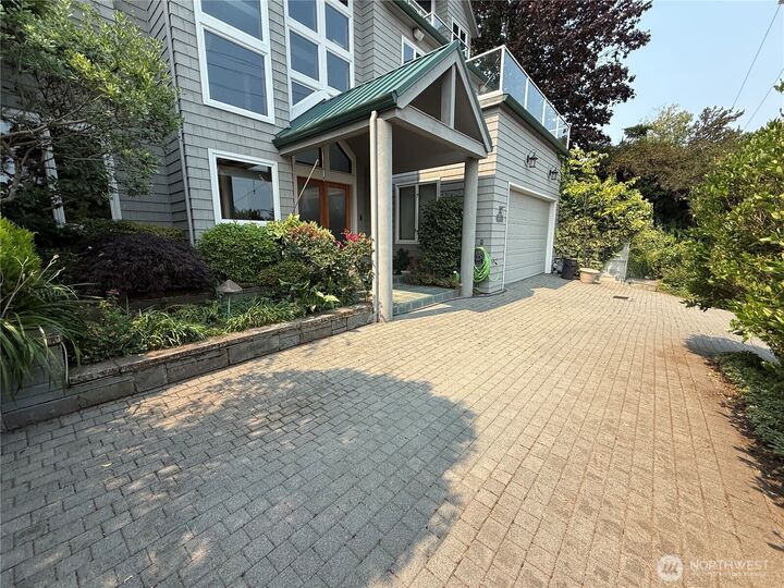 Property Photo: 7275 N Mercer Way WA 98040