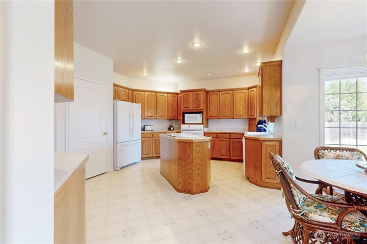 Property Photo: 1916 SE Clover Court WA 99324