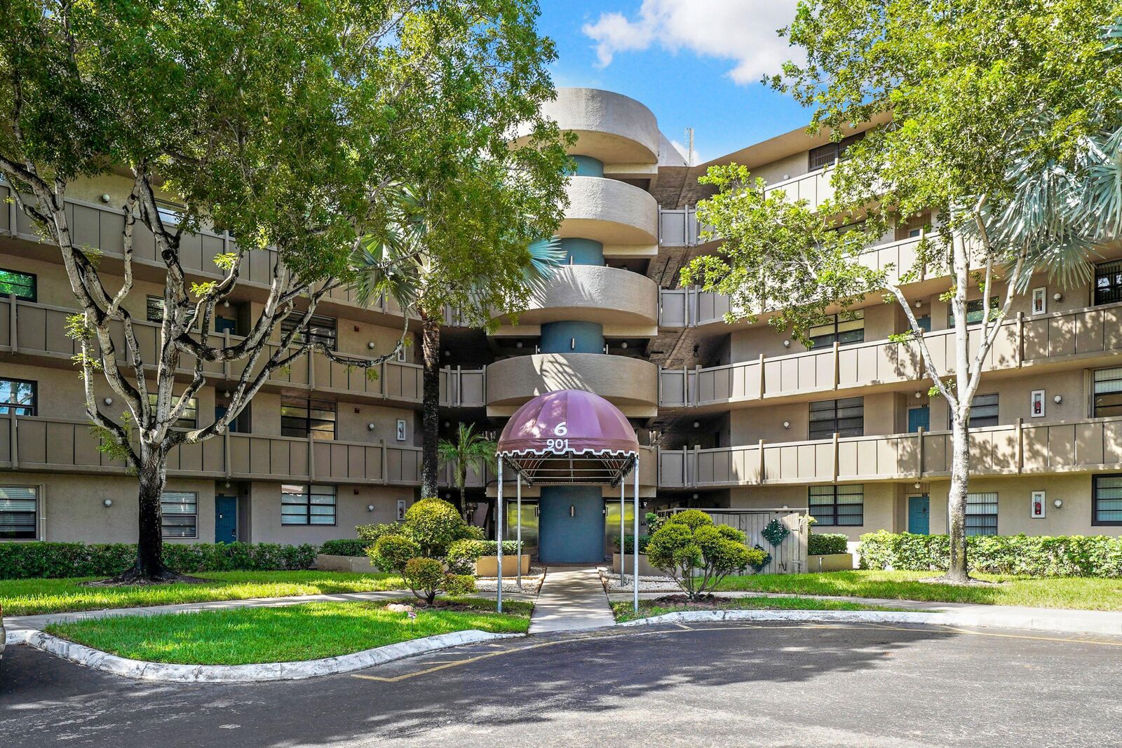 Property Photo:  901 Colony Point Circle 207  FL 33026 