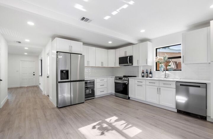Property Photo: 699 NE 40th Street FL 33334