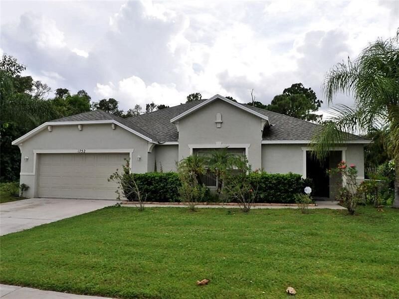 Property Photo: 1752 SW Airoso Boulevard FL 34984