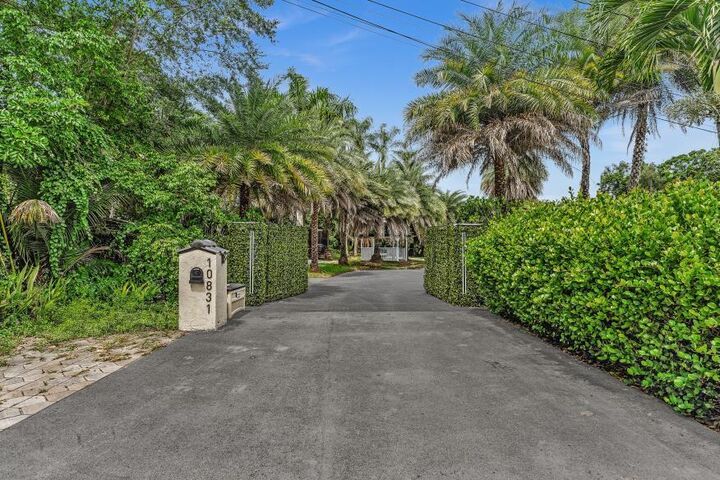 Property Photo: 10831 SW 51st Court FL 33328