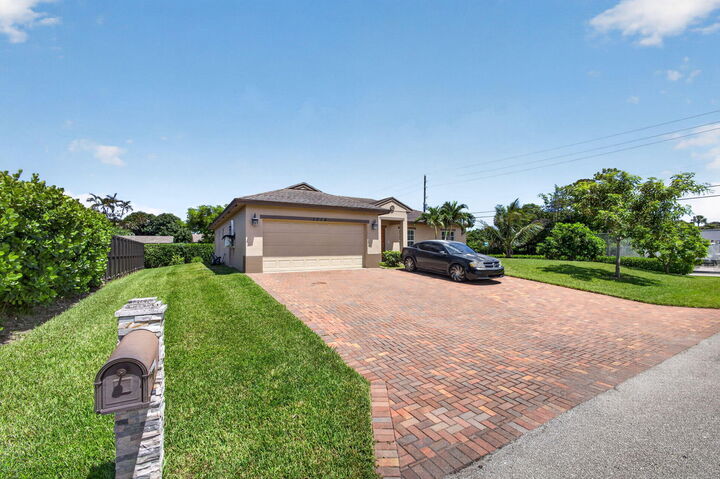 Property Photo: 1016 Cheryl Road FL 33417