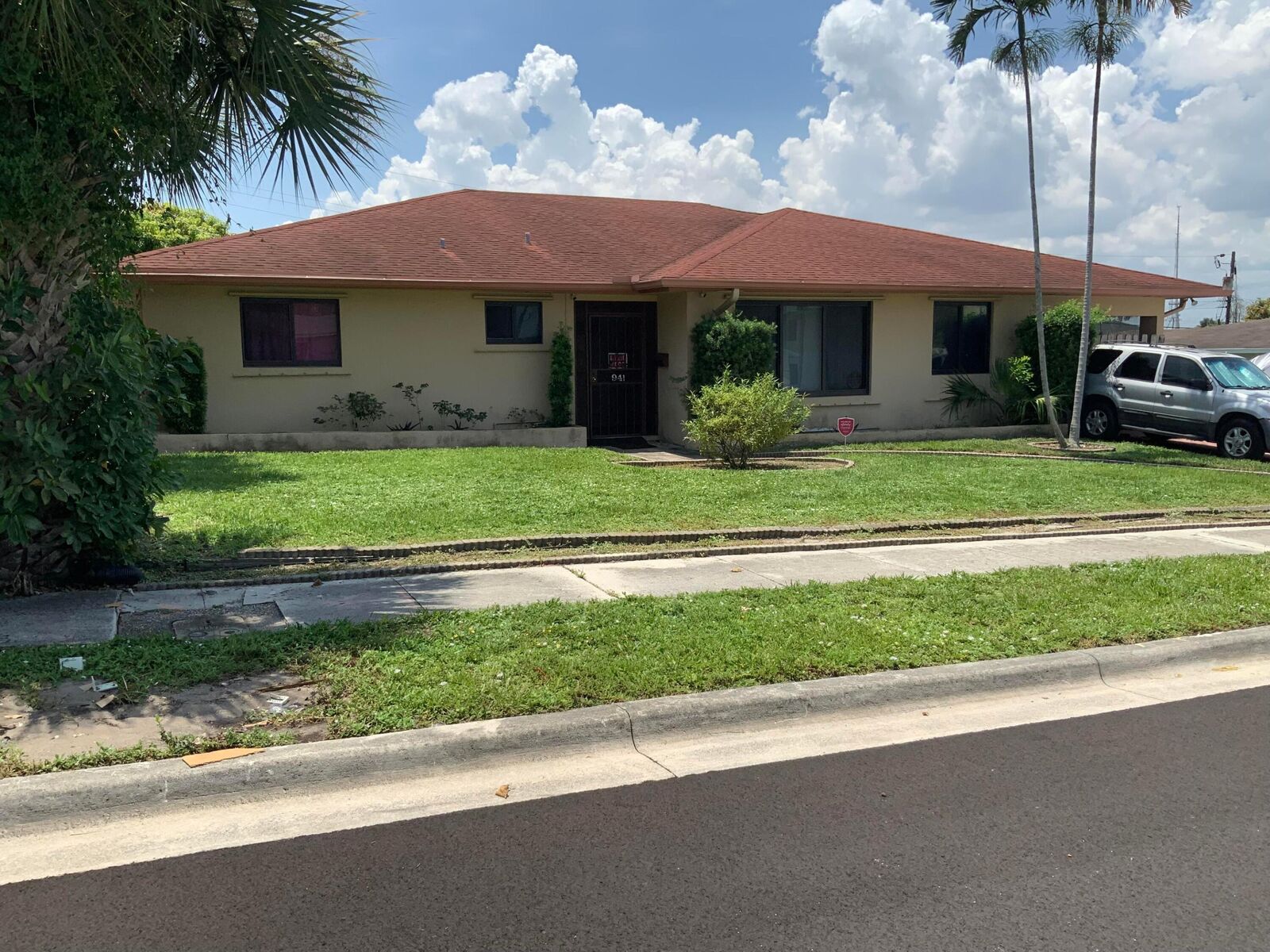 Property Photo: 941 W 7th Street FL 33404