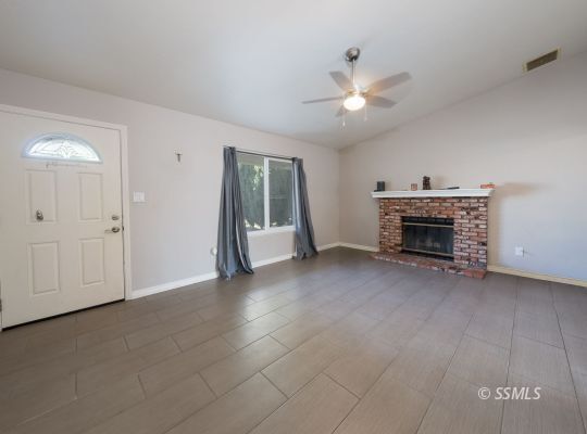 Property Photo:  621 Glen Ct  CA 93555 