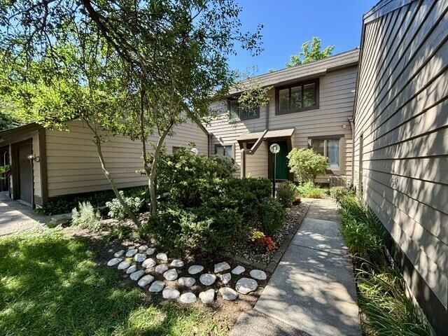 Property Photo: 118 Glenview Court 2 WI 53548
