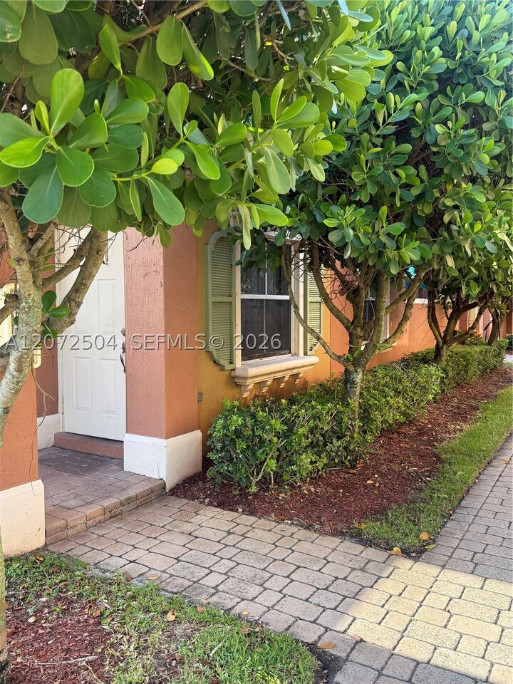 Property Photo:  