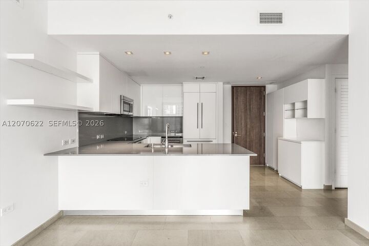 Property Photo:  68 SE 6th St 2304  FL 33131 