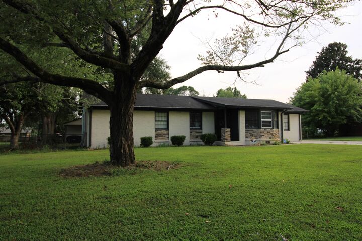 Property Photo:  305 Robinson Rd SW  AL 35601 