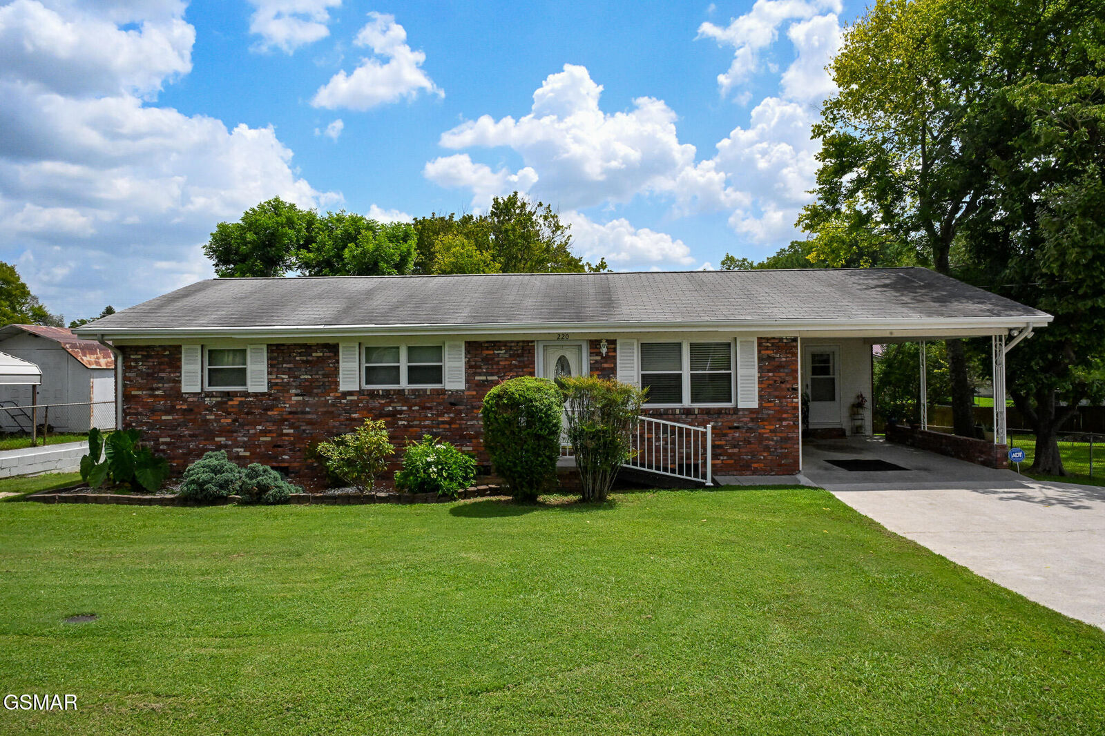 Property Photo: 220 Pinedale Street TN 37801