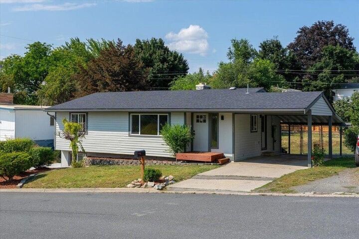 Property Photo:  1025 E Ivy Ave  WA 99109 