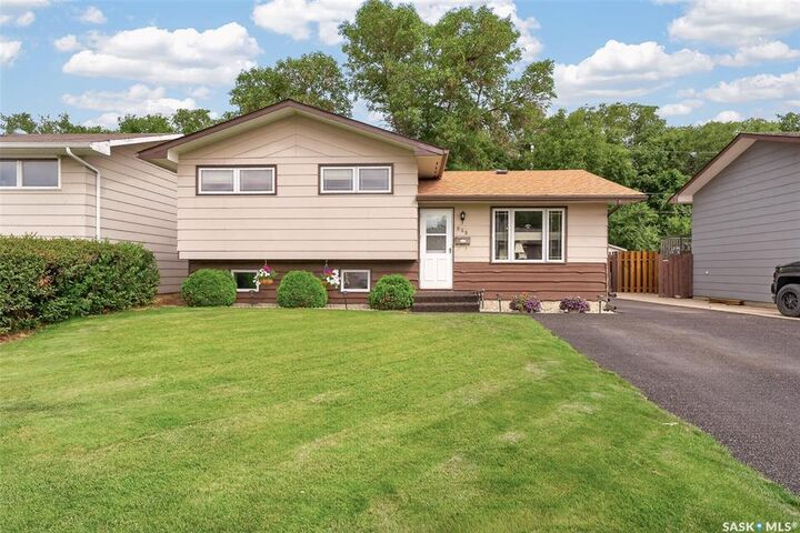 919 Holdsworth Crescent — photo 1
