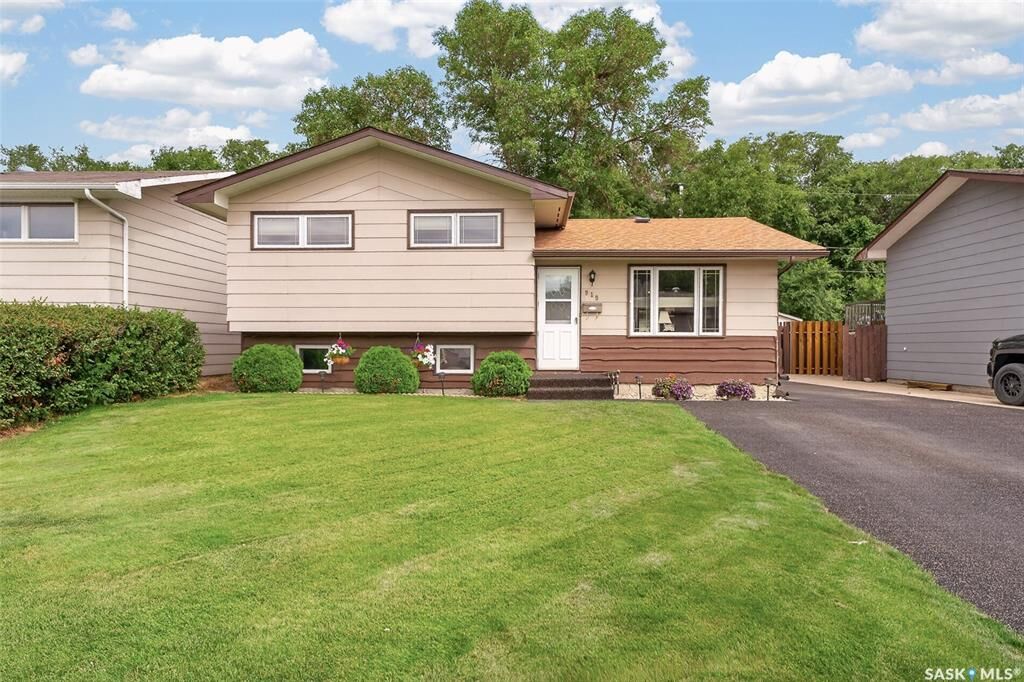 Property Photo: 919 Holdsworth Crescent SK S6H 6T8
