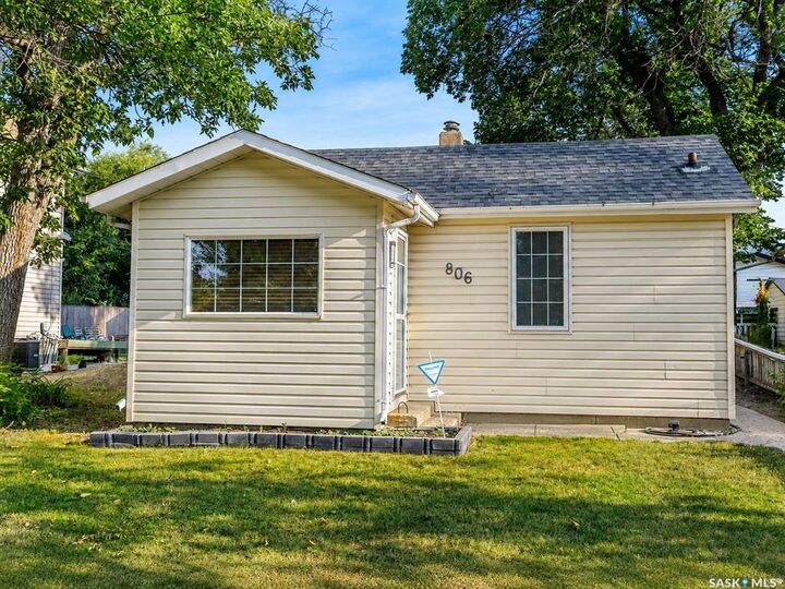 Property Photo: 806 Stadacona Street W SK S6H 2A6