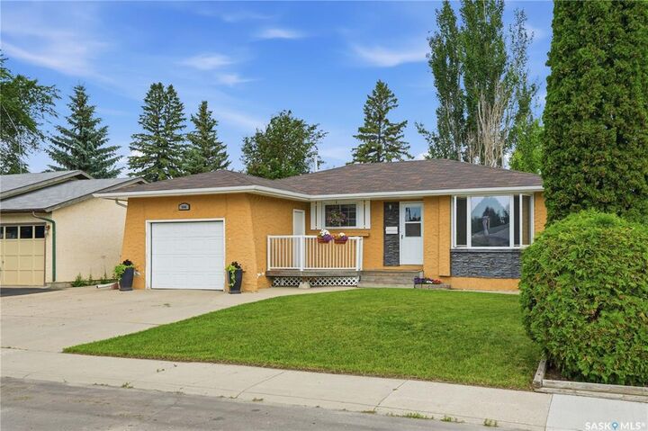 Property Photo:  506 Fisher Crescent  SK S7L 5E5 