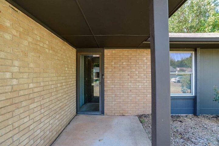 Property Photo:  1009 E Will Rogers Drive  OK 74075 