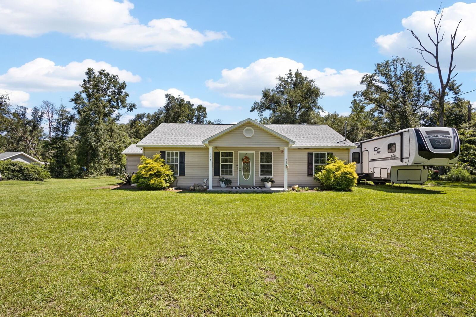 Property Photo: 198 NE Gloriosa Lane FL 32059