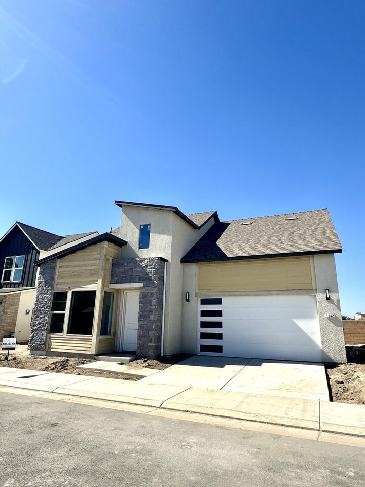 Property Photo:  1042 Madrid Avenue  CA 93274 