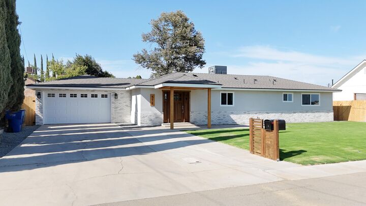 Property Photo: 576 Oleander Avenue CA 93245