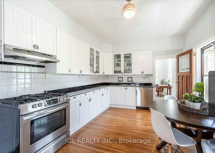 Property Photo:  137 Denison Ave Avenue Suite A 2nd Floor  ON M5T 2N2 