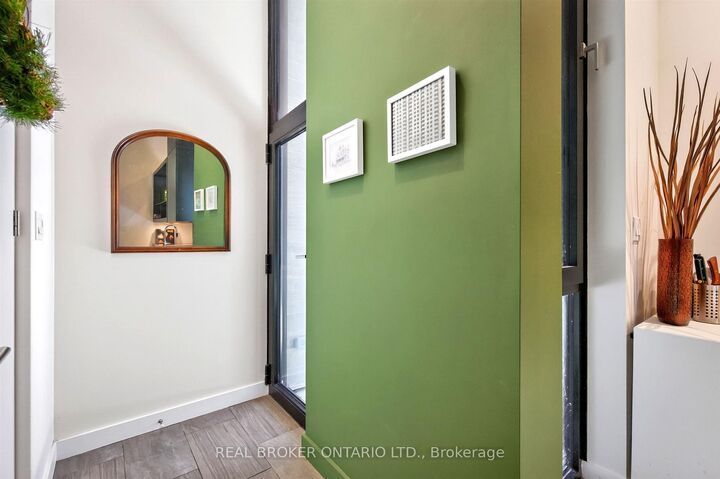Photo de la propriété:  90A South Kingsway Way  ON M6S 3T3 