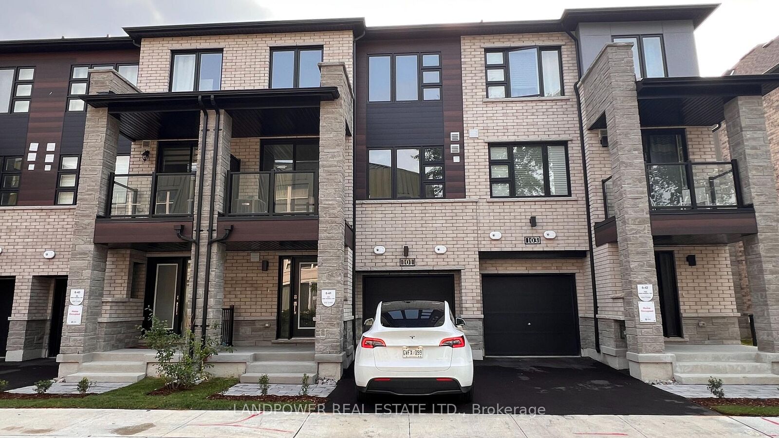 Property Photo: 101 Anna Russell Way ON L3R 3X3