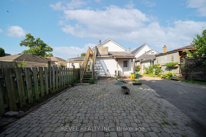 Property Photo:  20 Fair Avenue Upper  ON N3S 2M5 