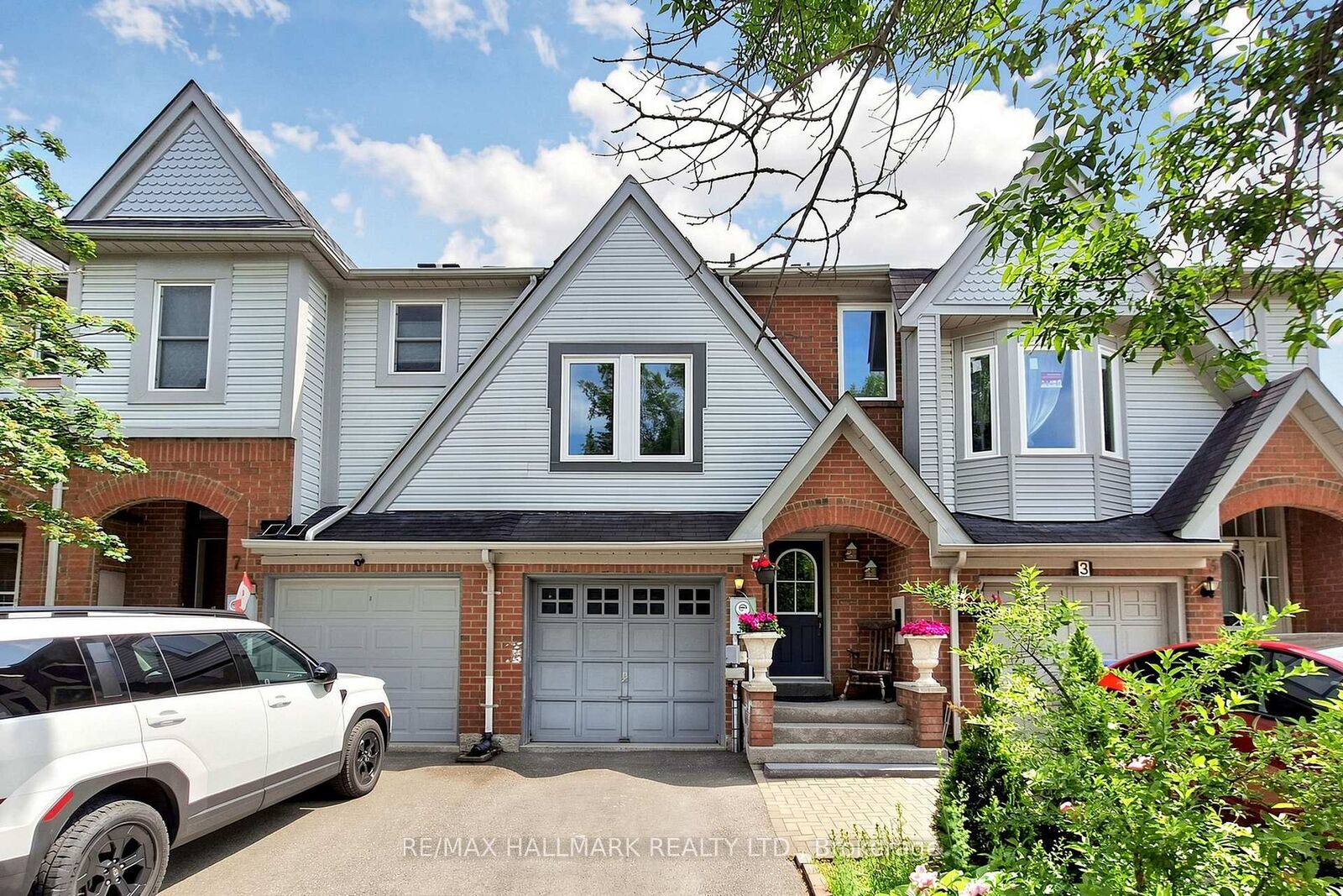 Property Photo: 5 Evelyn Buck Lane ON L4G 7H9