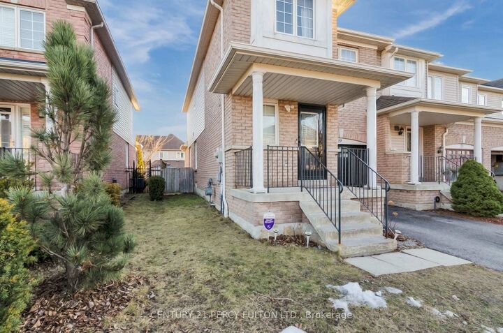 Photo de la propriété: 19 Odessa Crescent ON L1R 3P1
