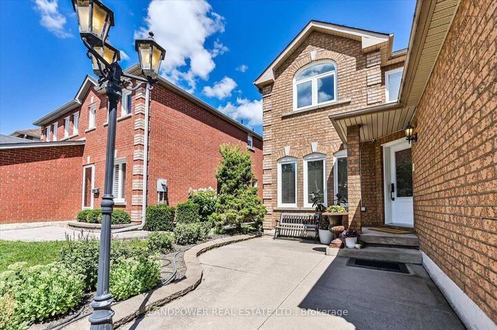 Property Photo: 9 McCoy Court ON L4S 1B6