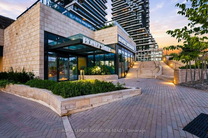 Photo de la propriété: 10 Inn On The Park Drive 2709 ON M3C 0P9
