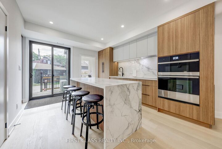 Property Photo:  431 Roxton Road Ensuite 2  ON M6G 3R5 