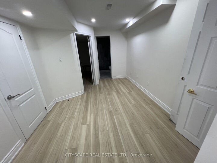 Photo de la propriété: 637 Dolly Bird Lane Basement ON L5W 1G8