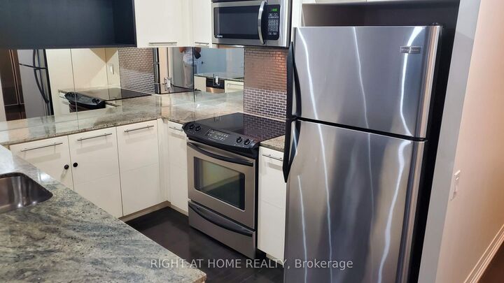 Property Photo:  25 Carlton Street 2806  ON M5B 1L4 