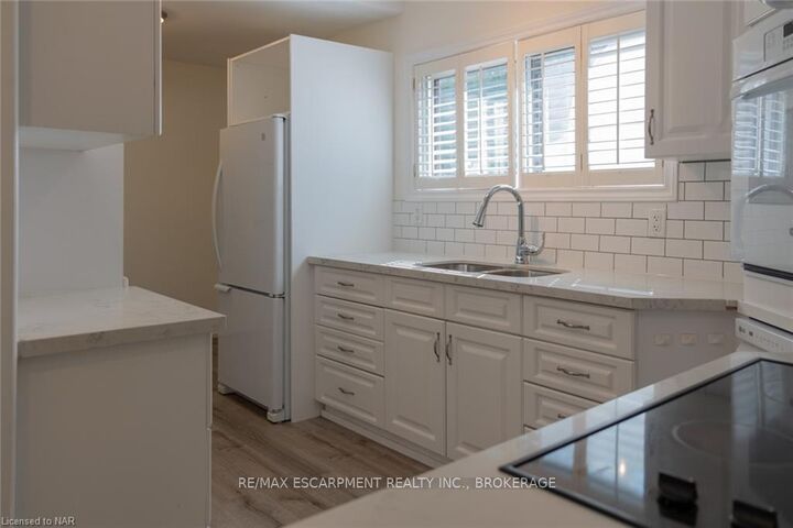 Property Photo:  359 Queensdale Avenue E Upper  ON L9A 1L5 