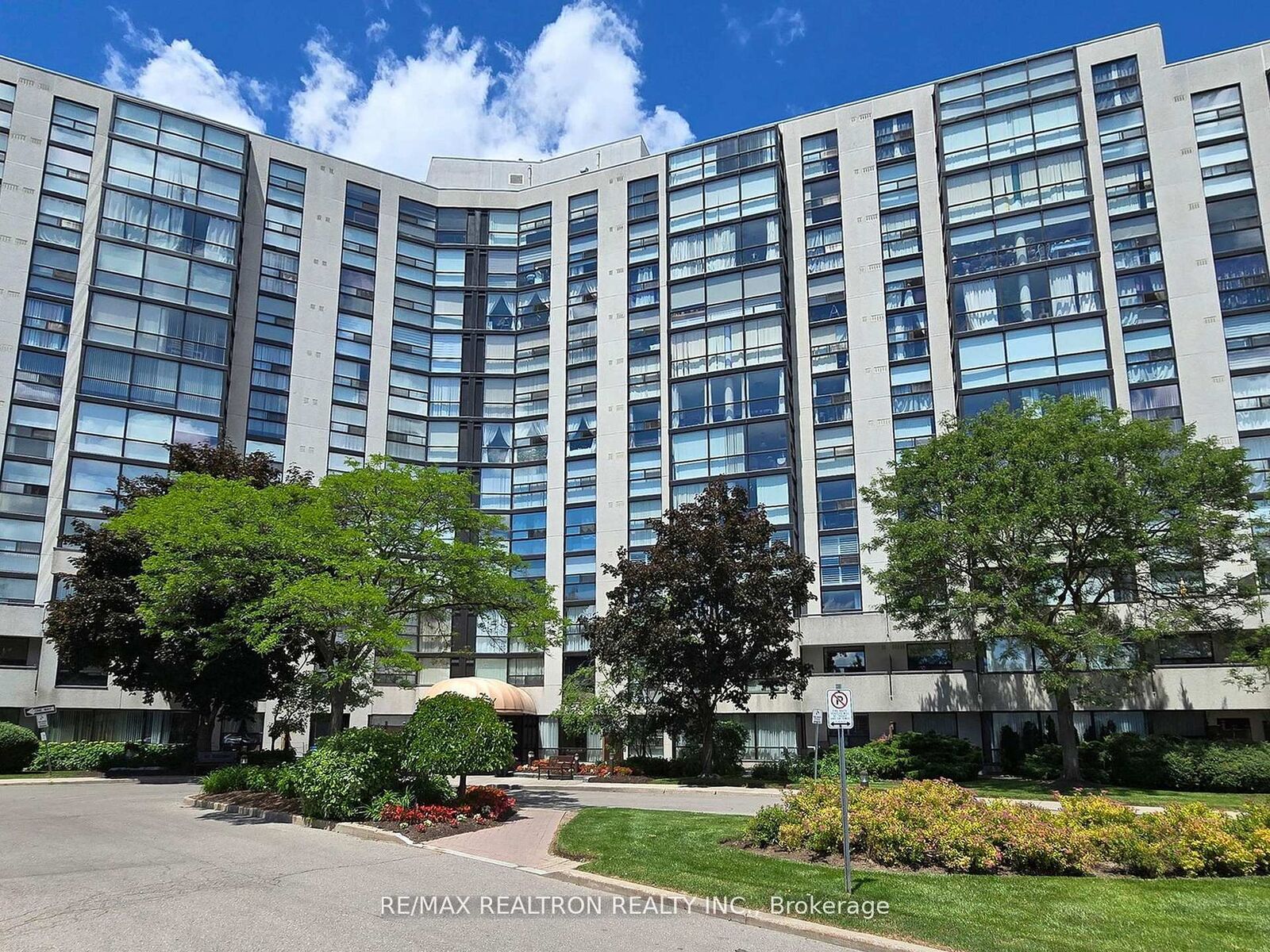 Property Photo: 40 Harding Boulevard W 1015 ON L4C 9S5