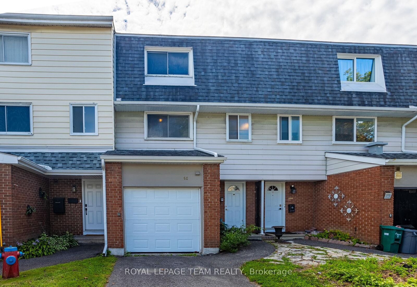 Property Photo: 2669 Southvale Crescent 52 ON K1B 4V2
